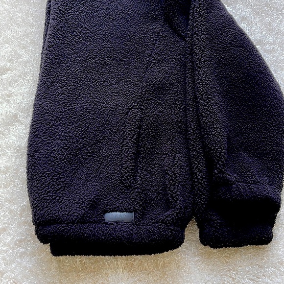 DKNY - Picture 4 of 4